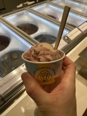 Sweet Sakura flavor   at Die Eisperle - Jakominiplatz in Graz