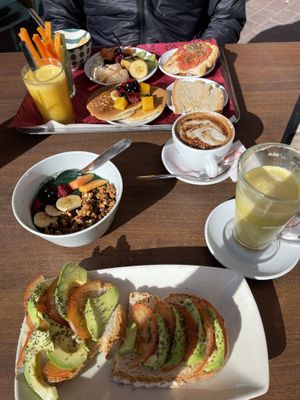 vegan brunch, cappuccino con leche di soja, golden (oat)milk, spirulina bowl  #Veganuary at Bliss Café in Tenerife