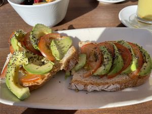Toast Avocado mit Tomate und Chia  #Veganuary at Bliss Café in Tenerife