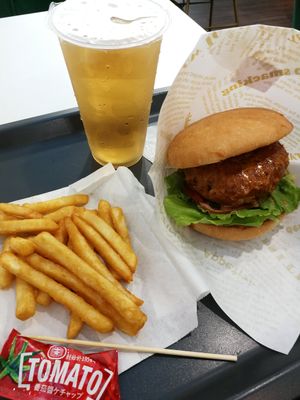 veggie burger with fries and apple juice at Sushiner 蔬饗樂 in Taipei