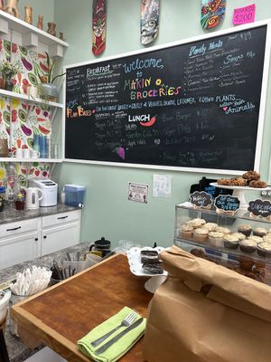 Casual vibe   at Makin' Groceries in Biloxi