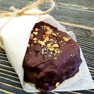 💥"Snickers": date caramel, peanut butter, salted roasted peanuts, homemade chocolate. No sugar, no flour. at Krapiva Food in Novosibirsk