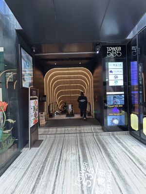 Escalators down to B level are actually on Cannon St. even though the listing is on Jaffe rd   at Paradise Veggie 樂園素食 in Hong Kong Island