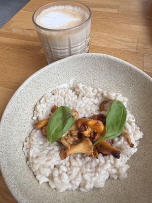 鸡油菌烩饭+拿铁  at Prosti salat! - Прости салат!  in Khabarovsk