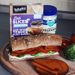 Tofurky salámy, majonéza Follow Your Heart at Vegana in Bratislava
