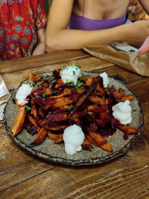 Sweet potato fries with vegan aioli at Honest Greens - Born in Barcelona