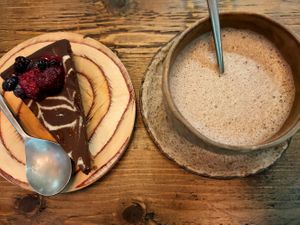 Raw chokolate cake at Honest Greens - Born in Barcelona