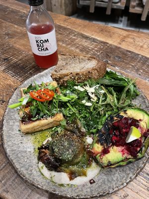 Tofu frito, aguacate plancha y alcachofa con trufa at Honest Greens - Born in Barcelona