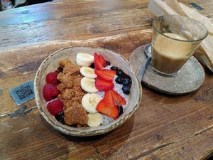 Chia berry pudding and oat flat white at Honest Greens - Born in Barcelona