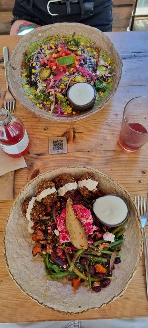 Latin Lover Bowl and Ginger Goat Cheese Crunch Bowl with Falafel at Honest Greens - Born in Barcelona