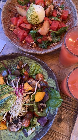 So good and and not expensive ! 2 bowl + 2 refillable drink = 21€.  Refreshing and sooo tasty ⚠️ The burrata is not vegan   at Honest Greens - Born in Barcelona