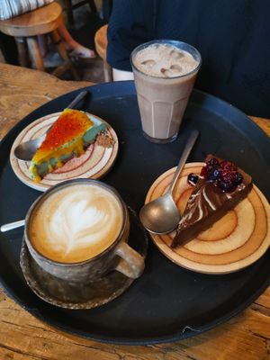 Cakes ans coffee 💖 at Honest Greens - Born in Barcelona