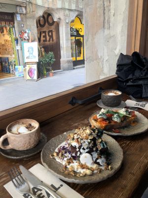 Cappuccino mit Mandelmilch, Frenchtoast und Brot  at Honest Greens - Born in Barcelona