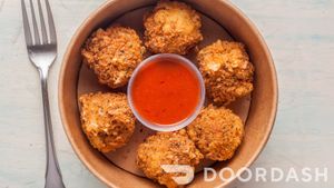 Boules de Mac & Cheese at La Boite Végane in Montreal