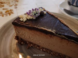 Nueva visita a Daio para una rica y saludable merienda de tarta moca elaborada con dátiles. La chica co-propietaria y encargada de crear estas delicias, majísima. at Daio in Gijon