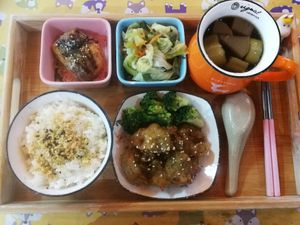Set meal with mock chicken, rice, veggies, tofu, and soup at Bibo 這一煎 - Zhè Yī Jiān in Taitung