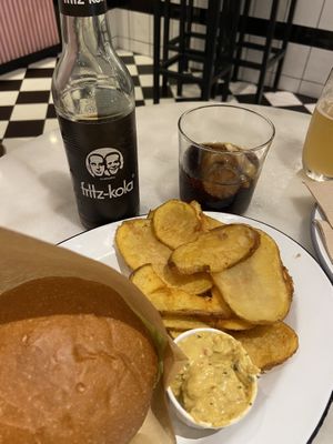 Patatas extra al menú, y bebida también   at Savta in Barcelona