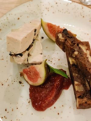 Truffled camembert (vegan) with fruit bread at VHY! in Stuttgart