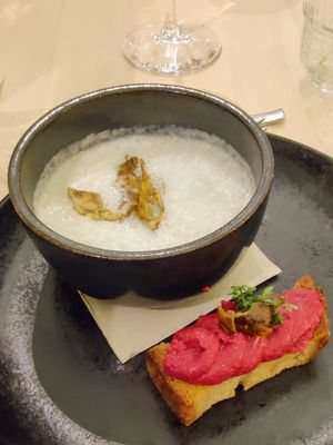 Jerusalem artichoke foam soup with beetroot baguette at VHY! in Stuttgart