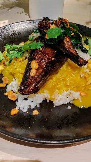 Aubergine
baked crispy and coated with miso, plus warm sushi rice, spinach, soybean sprouts, turmeric coconut sauce, peanuts, mango at VHY! in Stuttgart