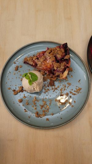 Zwetschgenkuchen mit Haselnusseis at VHY! in Stuttgart