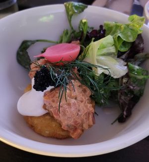 Vorspeise 1: Karottenlachs mit Kaviar auf Rösti, dazu frischer Salat at VHY! in Stuttgart