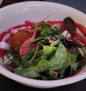 Vorspeise 2: Bällchen auf Alblinsensalat mit Roter Beete und Feta, dazu frischer Salat at VHY! in Stuttgart