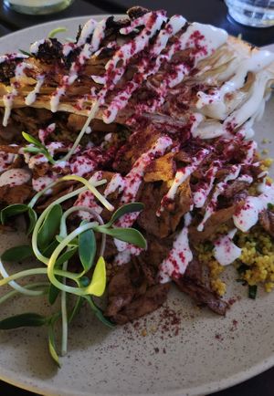 Hauptgang 1: gegrillter Spitzkohl mit Planted Döner auf Hirsesalat at VHY! in Stuttgart