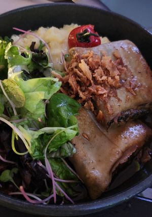 Hauptgang 2: Maultaschen mit Rostzwiebeln und brauner Sauce, dazu schwäbischer Kartoffelsalat und grüner Salat at VHY! in Stuttgart