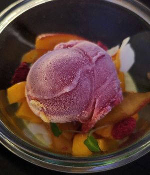 Nachtisch 1: Himbeersorbet auf frischen Früchten, Goldener Milch und Creme mit Tapiokaperlen at VHY! in Stuttgart