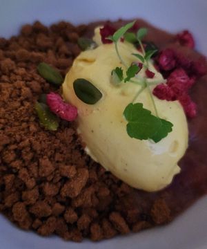 Nachtisch 2: Mangocreme auf Karamellcrumble und Rhabarberkompott at VHY! in Stuttgart