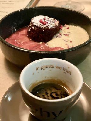 Schokokuchen mit Rhabarbersauce  at VHY! in Stuttgart