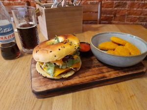€21 for this plant-based bagel, nuggets with ketchup and Richy zero cola at Tabi Loo in Leuven