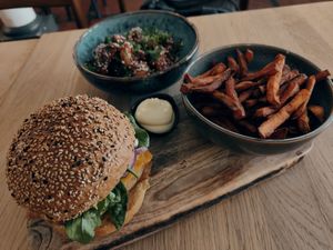 Mmmmm coliflower bites, no chicken burger and sweet potato fries at Tabi Loo in Leuven