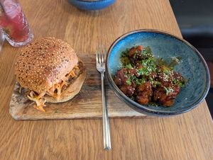 Sloppy joe and cauliflower bites at Tabi Loo in Leuven