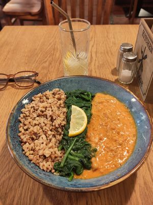 Warm chickpea curry with grains and spinach at Tabi Loo in Leuven