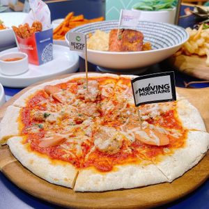 Meat lovers pizza used Moving Mountain plant based meat and it was my first time trying. Go try it if you have not! Interesting  at Green Common 绿客门 in Central Singapore