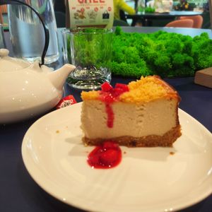 Cake set another profile at Green Common 绿客门 in Central Singapore