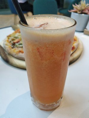 Singapore sling at Green Common 绿客门 in Central Singapore
