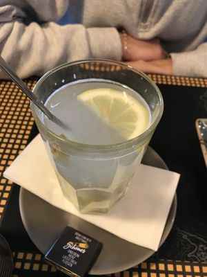 ginger lemon tea at Peter Pane in Dresden