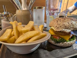 Pommes mit König Knolle Burger im Mehrkornbrot at Peter Pane in Dresden