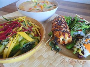 Mangosalat, Cary Bowl, Sushi at Sen Vegan Cuisine - Moorenstraße in Dusseldorf