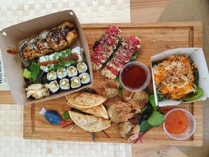 Mehrere Vorspeisen und eine Sushi-Box at Sen Vegan Cuisine - Moorenstraße in Dusseldorf