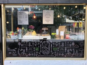 Vitrina / Shop window at Veggie Beans and Shakes in Bogota
