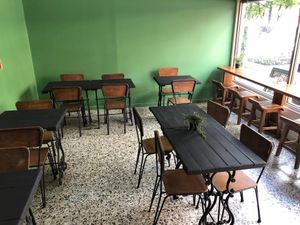 Mesas en el primer piso / First floor tables at Veggie Beans and Shakes in Bogota