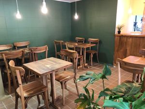 Mesas en el segundo piso / Second floor tables at Veggie Beans and Shakes in Bogota