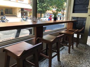 Sillas de bar con vista a la calle / Bar chairs overlooking the street at Veggie Beans and Shakes in Bogota