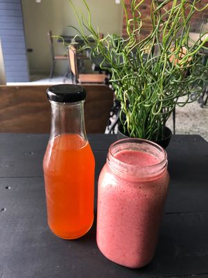 Limonada y Keto Berry Shake at Veggie Beans and Shakes in Bogota