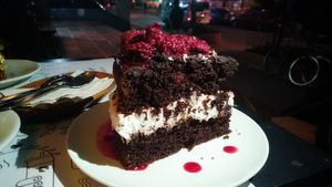 Tarde de postres | Torta de chocolate 🖤✨ at Veggie Beans and Shakes in Bogota