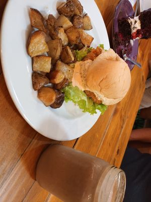 Hamburguesa de no pollo picante at Veggie Beans and Shakes in Bogota